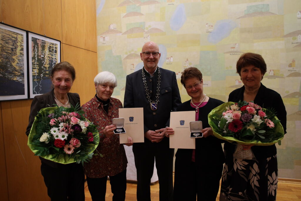 v.l.n.r.: Eleonore Zwissler (Laudatorin), Ursula Steigemann, Bürgermeister Rudolph Haux, Karin Wolf, Christine Borst (Laudatorin)