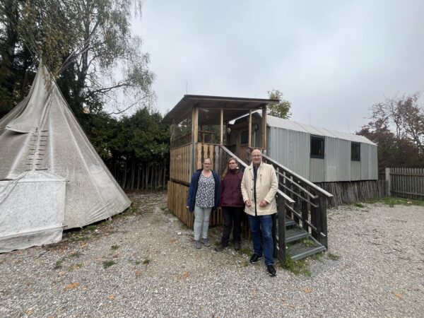 Stefanie Frank und Korbinian Schubeck vom Waldkindergarten mit Bürgermeister Rudolph Haux