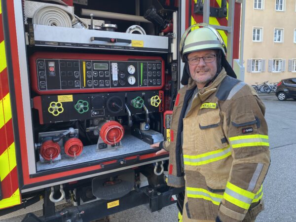 Sebastian Beel sorgt dafür, dass die Kameraden am Einsatzort sofort mit der Hilfe beginnen können.