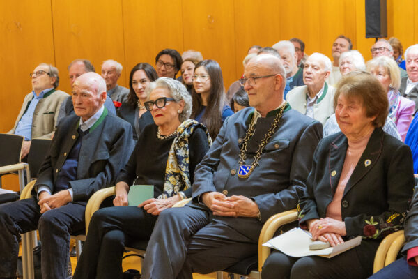 Herr Bürgermeister Haux inmitten der Bürgermedaillen-Empfängerinnen