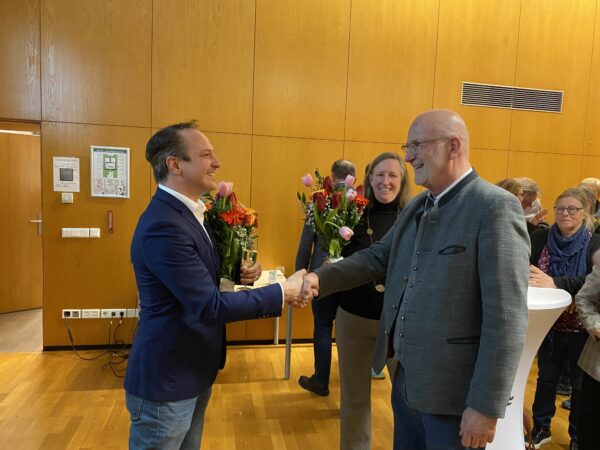 Amtsinhaber Rudolph Haux gratuliert Stefan Göttlinger (links) zur Wahl zum neuen Ersten Bürgermeister von Krailling.