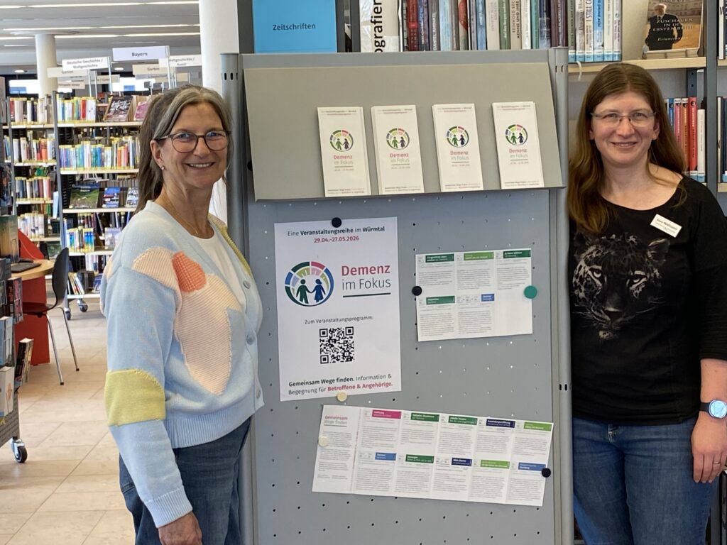 Andrea Schüler (Sozialnetz Würmtal-Insel) und Diana Widmann (Gemeindebibliothek Krailling) stellen das Veranstaltungsprogramm von "Demenz im Fokus" vor.
