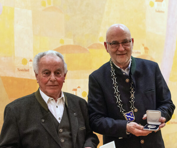 Bürgermedaillenträger Herbert Meindl und Erster Bürgermeister Rudolph Haux